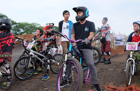 Foto Wendy Cagur Pelawak Trendy Yang Doyan Main Skateboard