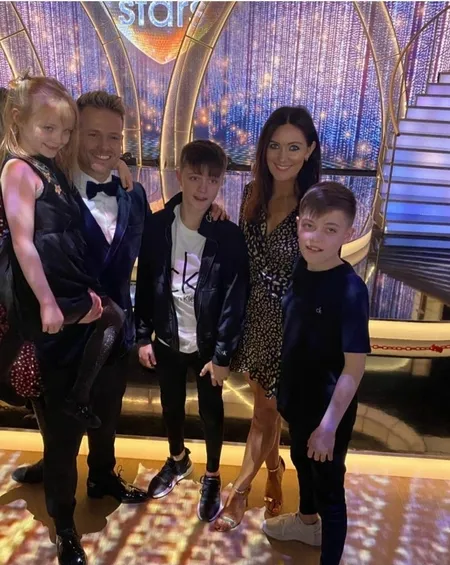 Foto Westlife Bersama Istri / Tunangan dan Anak-Anak, Keluarga yang Begitu Penuh Cinta