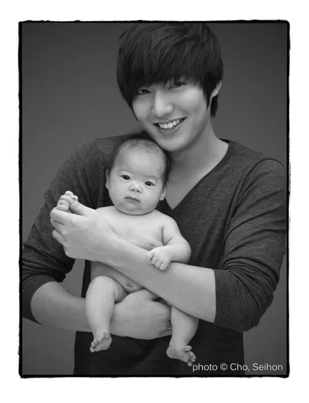 Foto Lee Minho Menggendong Bayi Korean Adopting Culture Kapanlagi Com