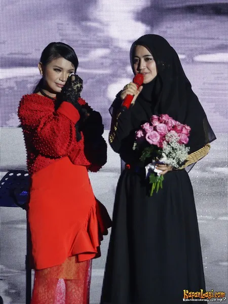 Foto Momen Haru Pipik Istri Mendiang Uje Dan Rossa Di 