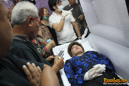 Foto Momen Terakhir Jenazah Diana Nasution Didampingi Keluarga Kapanlagi Com