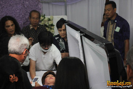 Foto Momen Terakhir Jenazah Diana Nasution Didampingi Keluarga Kapanlagi Com