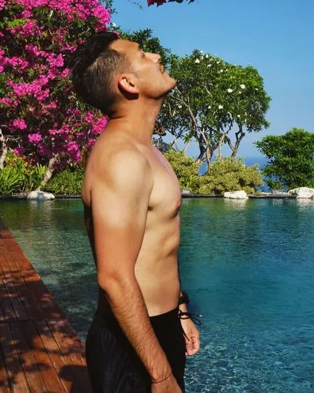 Ganteng Banget! Ini 8 Potret Macho Arifin Putra, Pamer Badan Atletis Hingga Dada Bidang