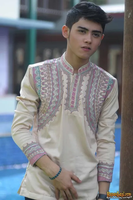 Ganteng Meneduhkan Saat Aliando Syarief Tampil Pakai Baju Koko Kapanlagi Com