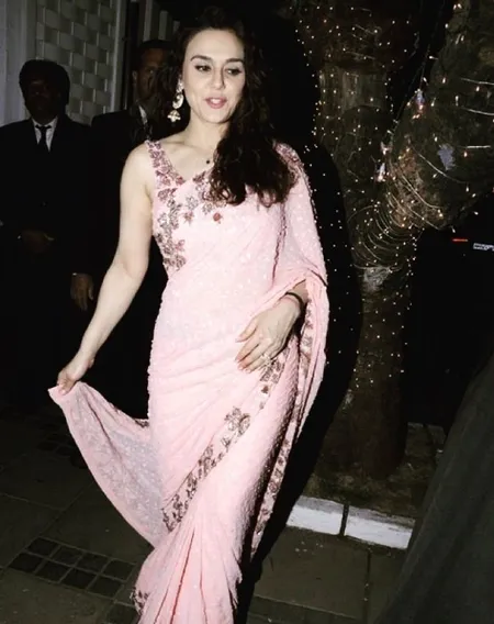 Gaya Preity Zinta Dengan Pakaian Tradisional India Cantik Kapanlagi Com