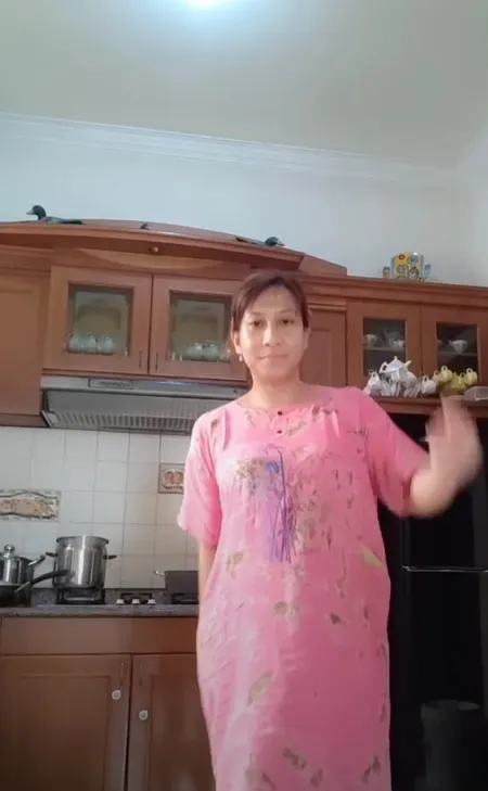 Gaya Nia AFI Saat Pakai Daster, Tetap Pede Meskipun Nggak Pakai Makeup