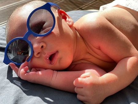 Gemoy Maksimal, Intip Potret Baby Rayyanza Saat Berjemur Pakai Kacamata Biru - Lucu Banget Tidur Sambil Melongo