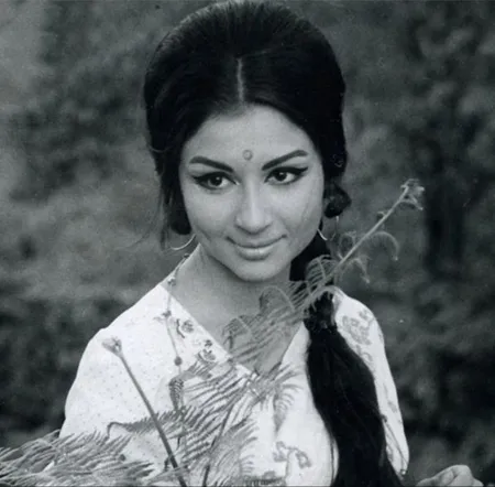 Genap 77 Tahun, Ini Bukti Kecantikan Sharmila Tagore Mertua Kareena Kapoor yang Nggak Lekang Ditelan Masa