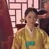 Gong Seung Yeon Pose Lucu dengan Hanbok Saat Syuting 'Perfect Crown'