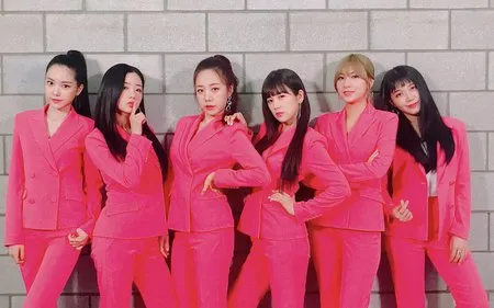 Goodbye Stage, Apink Tampil Stylish Pakai Setelan Jas Warna Pink!