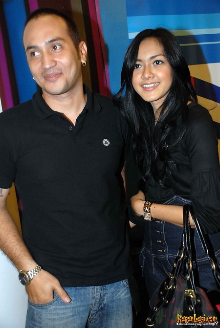 Gary Iskak Dan Richa Novisha - Mantap Hijrah 10 Potret Bahagia Keluarga Richa Novisha Gary Iskak - Richa novisha pun setia mendampingi sang suami.