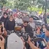 Hadiri Pemakaman Vidi Aldiano, Deddy Corbuzier Didampingi Nada dan Azka