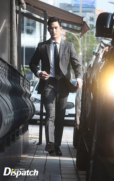 Hadiri Pernikahan Bae Yong Jun, Pesona Kim Soo Hyun Silaukan Mata