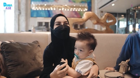 Hampir Dua Minggu Berpisah, Intip Potret Hangat Ammar Zoni Akhirnya Bertemu Baby Air Sepulang Dari Dubai - Langsung Peluk dan Cium Sang Anak