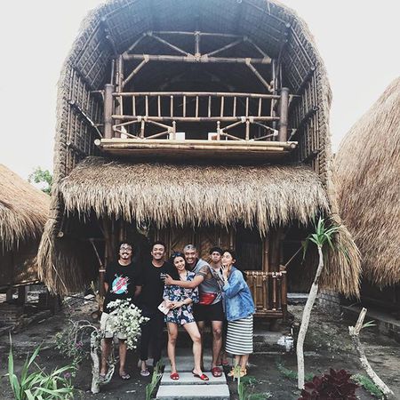 Hangat dan Akrab, Uus - Kartika Ajak Keluarga Liburan ke Lombok
