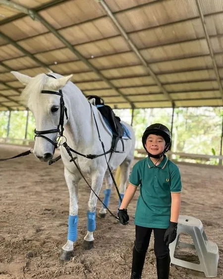 Hobi Anak Sultan, Potret Rafathar Ganteng Banget Kala Latihan Berkuda