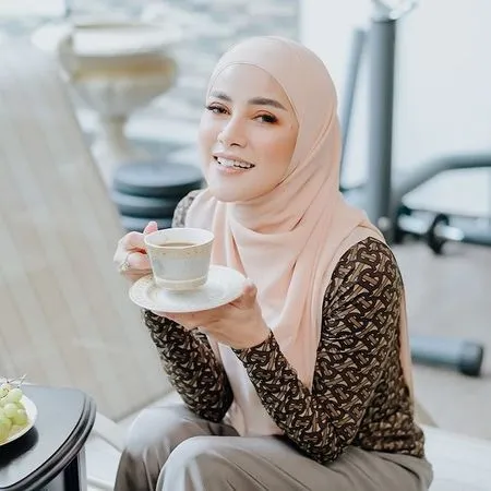 Hobi Baru Olla Ramlan yang Lagi Suka Naik Motor, Gayanya Tetap Stylish Banget!
