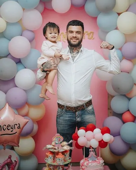 Hot Daddy Garang Bertato, 8 Potret Sisi Lain Diego Michiels Saat Momong Buah Hati - Lembut dan Penyayang Banget!