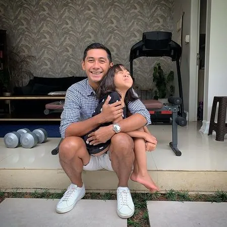 Hot Daddy Idaman! 9 Potret Kenang Mirdad Suami Tyna Kanna Mirdad Momong Buah Hati, Paras Gantengnya Bikin Salfok!