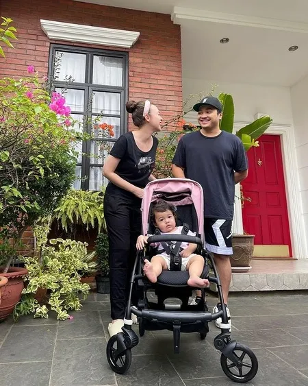 Hot Mama Cantik Menawan, Intip 8 Potret Rianti Cartwright Saat Momong Baby Cara Rose
