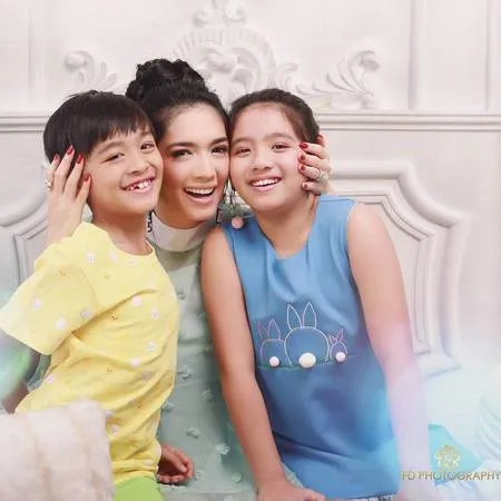 Hot Mom 2 Anak, 8 Potret Kebersamaan Angel Karamoy dan Anak-Anaknya yang Jarang Tersorot - Bak Kakak Adik!