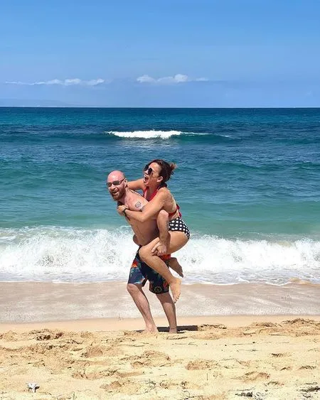Hot Mom & Hot Daddy, Ini 9 Potret Melaney Ricardo dan Tyson Lynch Liburan di Bali: Gendong-Gendongan di Pantai