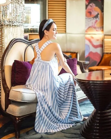 Hot Mom! Foto-Foto Shandy Aulia Pamerkan Pundak dan Punggungnya Berpose Membelakangi Kamera