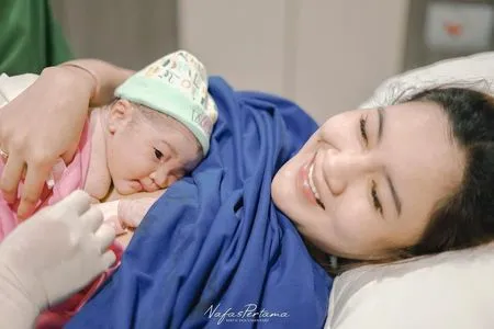 Hot Mom Idaman, 8 Potret Nella Kharisma Momong Baby Gendhis - Tetap Cantik Meski Pakai Daster dan Tanpa Make Up