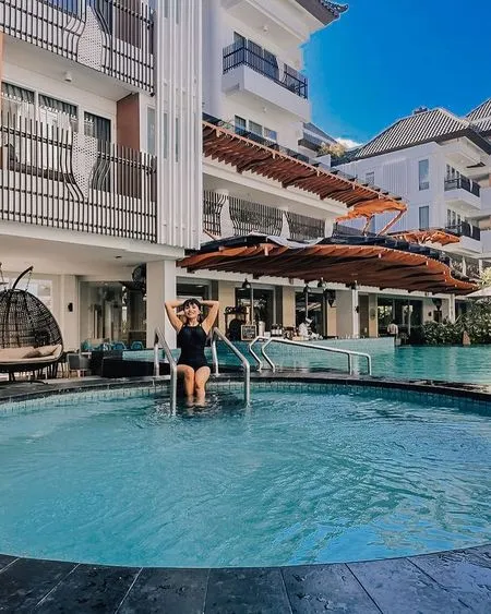 Hot Pakai Swimsuit, 7 Potret Eva Belisima Mantan Istri Kiwil Pamer Body Ramping di Pinggir Kolam Renang - Sukses Bikin Salfok