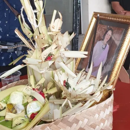 Ibunda Meninggal Dunia, 10 Potret Ade Rai dan Keluarga Lakukan Kremasi - Larung Abu ke Laut