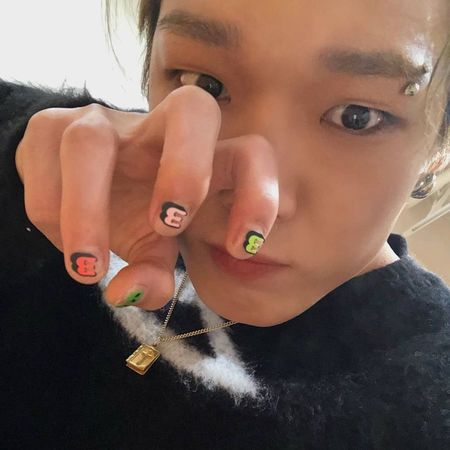 Idol K-Pop Multitalenta Kesayangan Fans, Intip 9 Potret Selfie Bobby iKON yang Sebentar Lagi Menikah dan Jadi Ayah