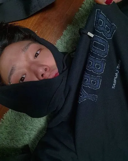 Idol K-Pop Multitalenta Kesayangan Fans, Intip 9 Potret Selfie Bobby iKON yang Sebentar Lagi Menikah dan Jadi Ayah