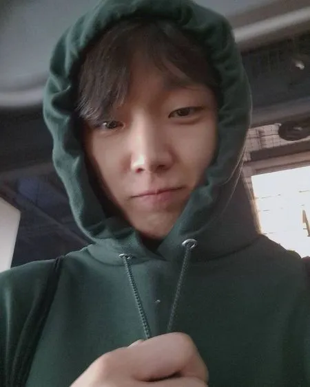 Idol K-Pop Multitalenta Kesayangan Fans, Intip 9 Potret Selfie Bobby iKON yang Sebentar Lagi Menikah dan Jadi Ayah