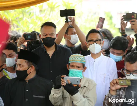 Ikut Berduka, Sederet Selebriti Hadiri Pemakaman Sapri Pantun: Ada Nikita Mirzani, Billy Syahputra, Vicky Prasetyo - Kalina Ocktaranny
