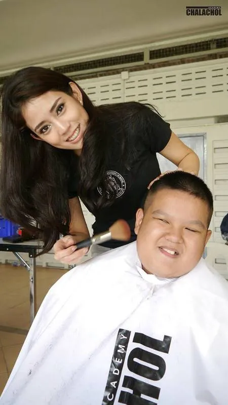 Ini Dia Tukang Cukur Rambut Paling Cantik Sedunia Kamu Setuju