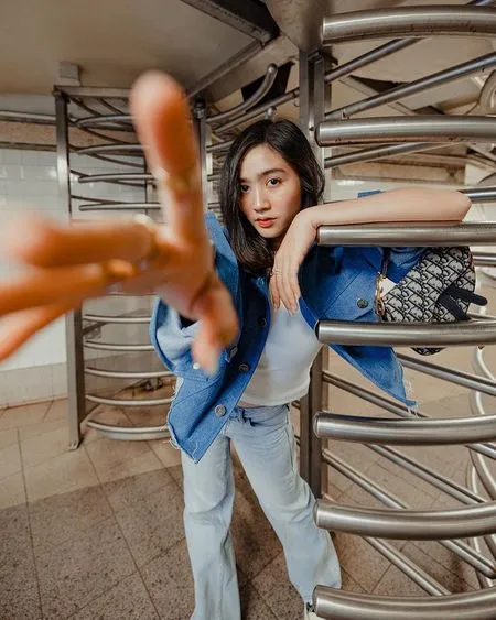 Intip 9 Foto OOTD Fierce Febby Rastanty Saat Jelajahi Kota New York, Pamer Kaki Jenjang - Wajahnya Muncul di Billboard