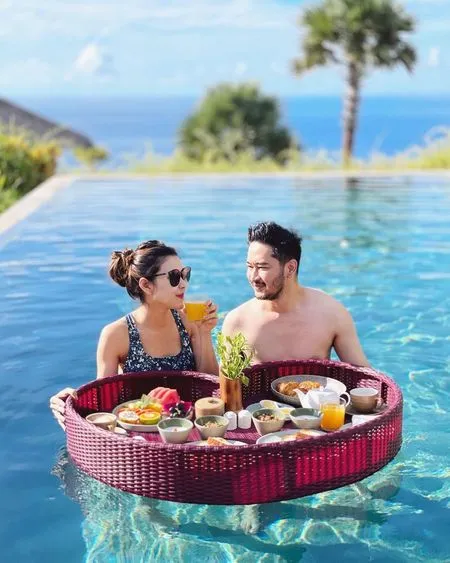 Intip 9 Momen Liburan Syahnaz dan Nisya Ahmad di Pulau Dewata, Double Date - Nikmati Resort Indah Tepi Pantai