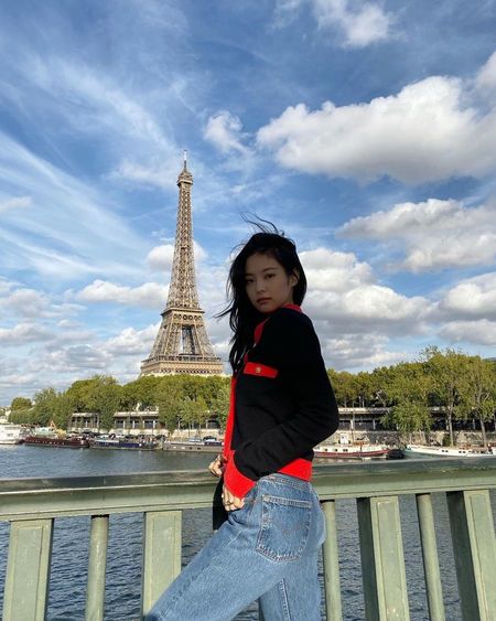 Intip Berbagai Hasil Potret Jennie Kim Dengan Menara Eiffel, Dua Objek yang Sama-Sama Cantik!