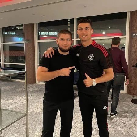 Intip Kunjungan Khabib Nurmagomedov Sang Bintang UFC di Anfield Stadium, Dari Bertemu Ronaldo Sampai Sir Alex Ferguson