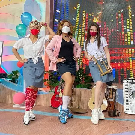 Inul Daratista dan Celine Evangelista Pose Pakai Seragam SMA, Cantik dan Dibilang Cocok Banget!