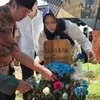 Inul Daratista Ziarah ke Makam Vidi Aldiano, Kenang Momen Sharing Soal Pengobatan