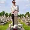 Ira Wibowo dan Ari Wibowo Nyekar ke Makam Sang Ayah, Bersyukur Temani hingga 94 Tahun