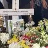 Isak Tangis Istri Iringi Prosesi Pemakaman Komedian Temon