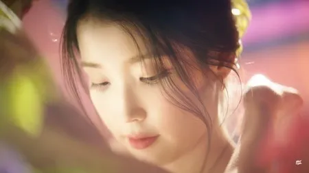 IU Pamerkan Konsep Dreamy dan Fantasi, Penggemar Sebut Lagu 'STRAWBERRY MOON' Akan Semanis Judulnya! Intip Teasernya Yuk
