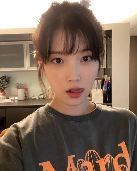 IU Pamerkan Konsep Dreamy dan Fantasi, Penggemar Sebut Lagu 'STRAWBERRY MOON' Akan Semanis Judulnya! Intip Teasernya Yuk