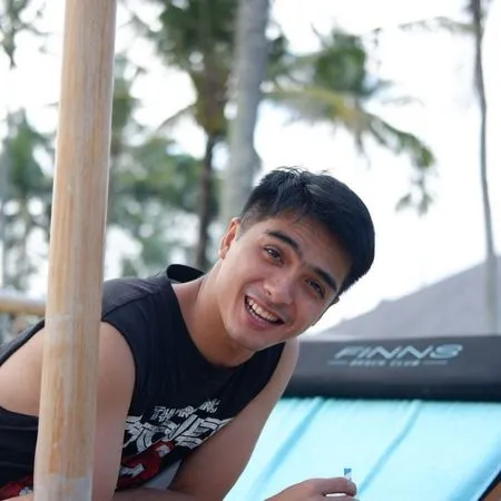 Jadi Ayah 4 Anak, Ini Potret Ricky Harun yang Awet Muda Tetap Seperti ABG - Gemar Sepeda Klasik