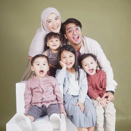 Jadi Ibu Hebat, 9 Potret Herfiza Istri Ricky Harun Momong 4 Anak - Kompak Berbagi Tugas dengan Suami