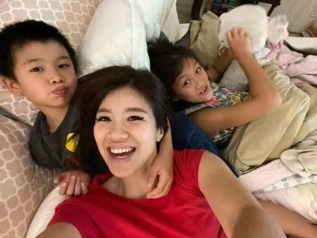 Jadi Ibu Hebat, Ini 9 Potret Agatha Suci Pantang Menyerah dan Semangat Saat Merawat Kedua Anaknya yang Berkebutuhan Khusus