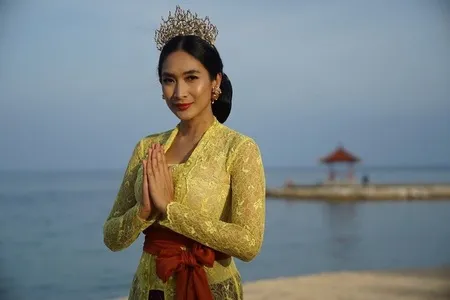 Jadi Istri Bangsawan, Intip 10 Potret Happy Salma Kenakan Kebaya di Berbagai Momen - Cantiknya Natural