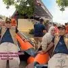 Jadi Istri Bupati, Potret Chacha Frederica Ikut Beri Bantuan Korban Banjir - Disebut Pak Bupati Mode Bucin